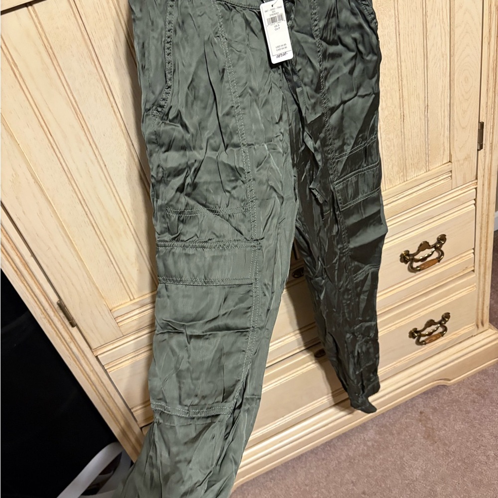 Aerie Women's Sage Cargo Scrubs
